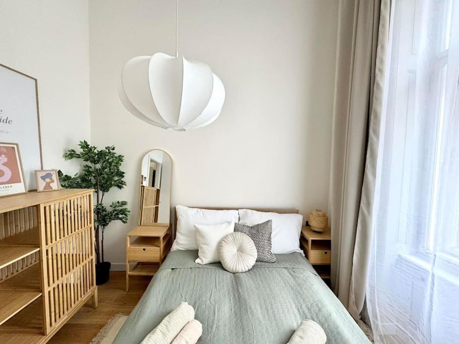 5 Min Dancing House Apartment Prague, Luxury And Modern Екстериор снимка