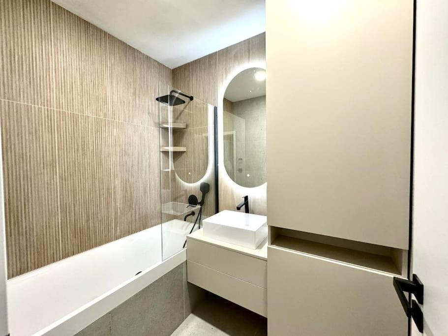 5 Min Dancing House Apartment Prague, Luxury And Modern Екстериор снимка